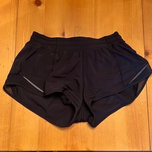 Lululemon- Hotty Hot lined 2.5in black shorts
